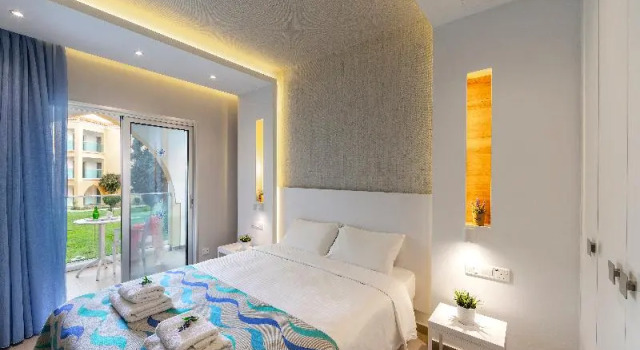 Suite 1 sypialnia i balkonem Malama Beach Holiday Village