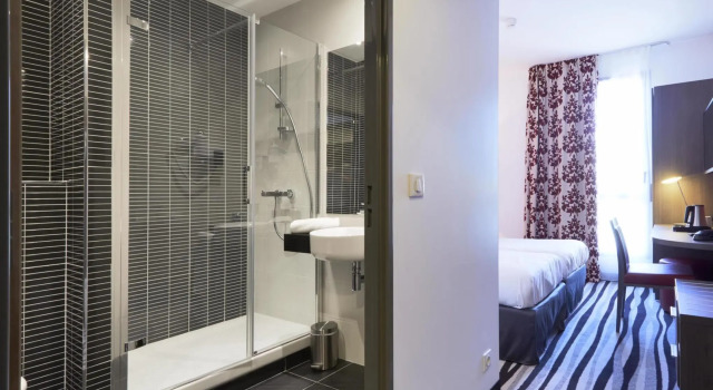 圣昆汀伊芙林卡吕德酒店 - 蒙蒂尼, 预订 酒店 蒙蒂尼勒布勒托纳 伊夫林