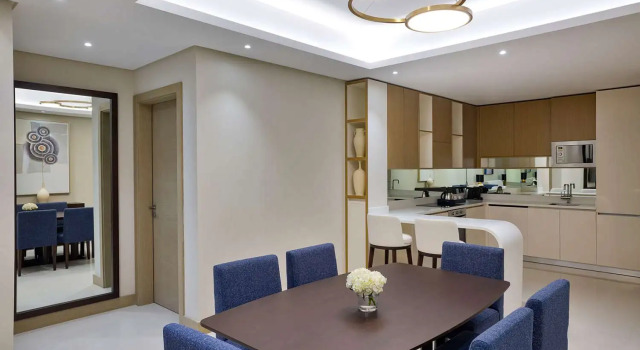 Люкс с балконом Hilton Bahrain City Centre Hotel & Residences