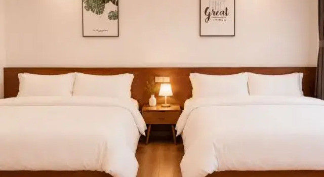 Кровать в общем номере Yuanju Homestay