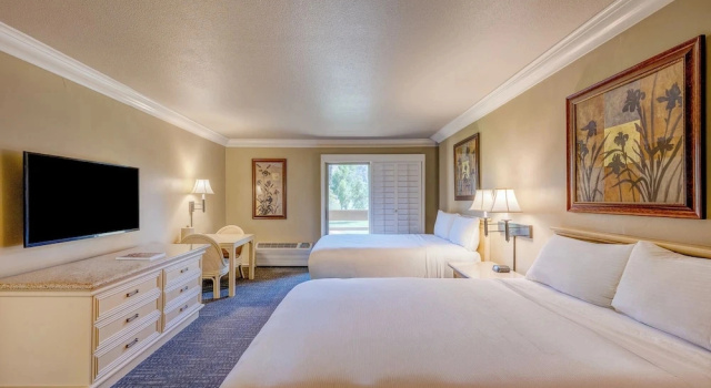 Четырёхместный номер Deluxe с видом на поле для гольфа Indian Wells Resort Hotel