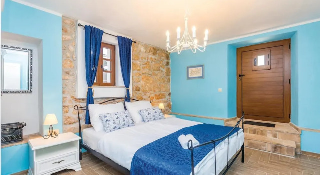 Beautiful Home in Svet Vid Dobrinjski With Wifi and 2 Bedrooms, Varaa Hotelli Hotellit Kvarner Islands uima-altaalla, Uima-allas