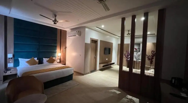Люкс Hotel Three Seasons