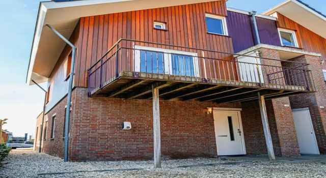 Waterside Escape With Easy Access
