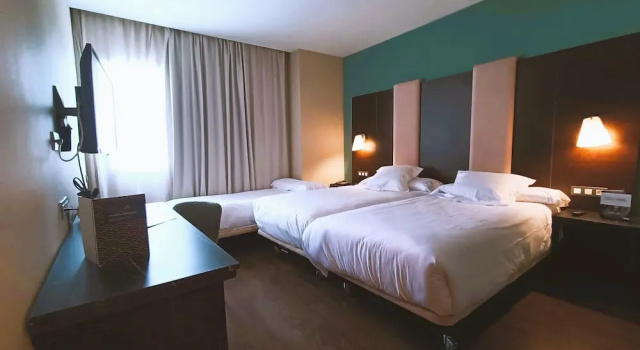 Трёхместный номер Standard AZZ Pamplona Norte Hotel
