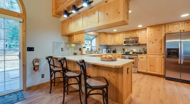 Коттедж 4 Mi to Downhill Ski Resort! Spacious Family Haven