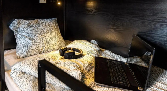 Postel ve společném pokoji Bee Hostel