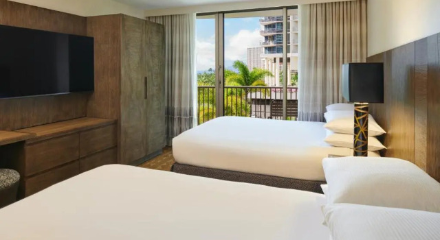 Люкс с 2 комнатами с видом на бассейн Embassy Suites by Hilton Waikiki Beach Walk