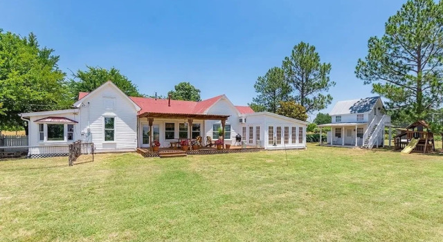 Коттедж с 5 комнатами Fischer 3 Bedroom Farmhouse by RedAwning
