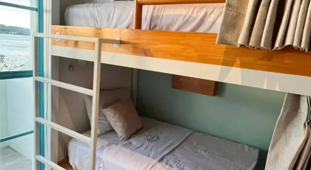 Кровать в общем номере Adra Hostal Peten