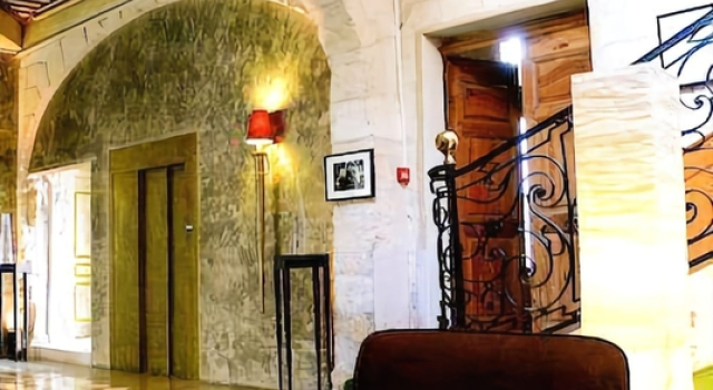 Saint-Trophime, Rezervați Hotel Arles Camargue