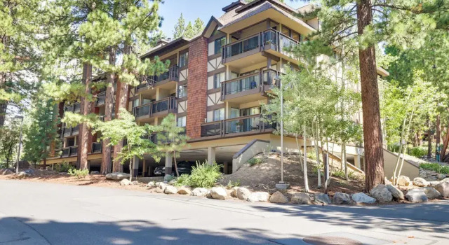Walk to Ski Shuttle: Incline Village Condo, Забронировать Отель Инклайн-Виллидж North Lake Tahoe