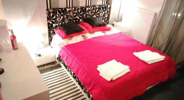 Greek hospitality with Free Double Parking and 1000mbps WiFi, Забронировать Дом для отпуска Коттеджи Афины, Коттедж