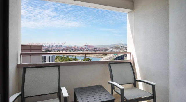 Четырёхместный номер Standard с балконом Hilton Long Beach Hotel
