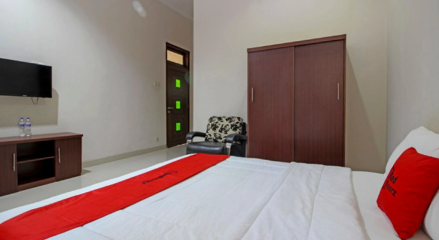Люкс RedDoorz near Hartono Mall 3