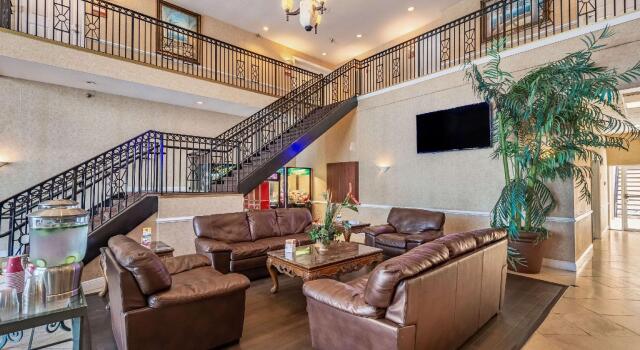 Clarion Inn & Suites Central Clearwater Beach