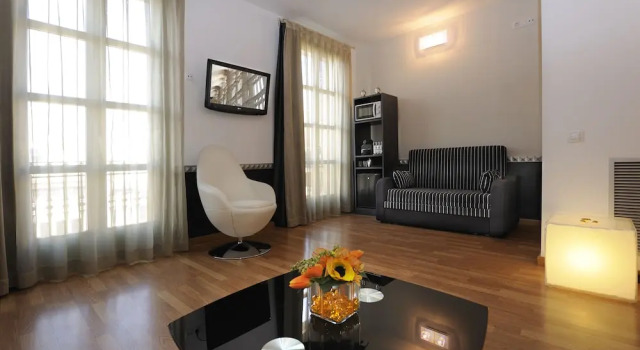 Полулюкс с балконом Apart-Suites Hostemplo