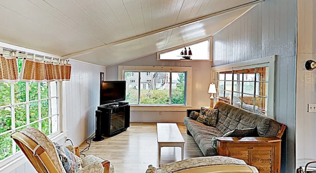 Ocean-view Sunrise - Steps To Beach 2 Bedroom Cottage, Buchen Sie Ferienhaus Biddeford Maine