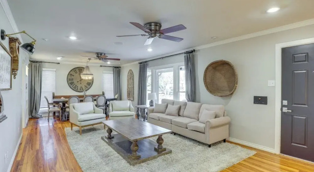 1 Mi to Texas Tech: Group Getaway w/ Pool & Sauna!, Buchen Sie Ferienhaus Villen in Lubbock, Villa