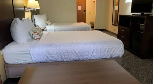 Кровать в общем номере Best Western Port Clinton