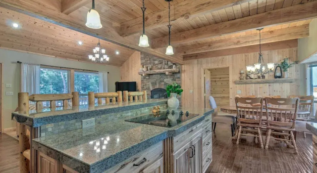 Коттедж с 3 комнатами Duck Creek Village Cabin: Hike, Ski, & Bike