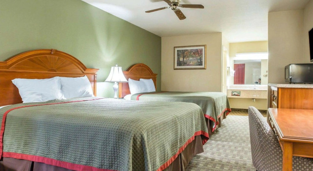 Четырёхместный номер Standard Rodeway Inn Delano