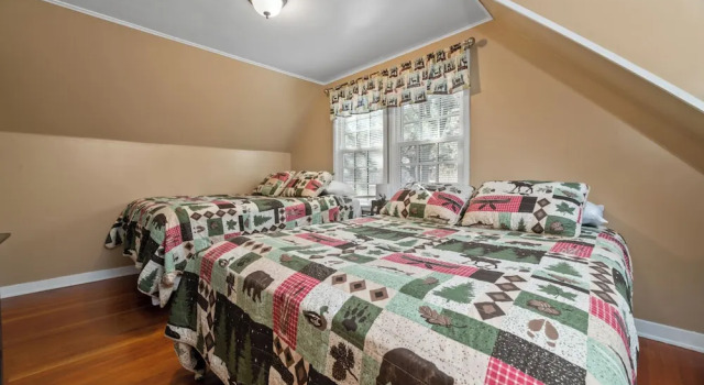 Country Bear Inn, Забронировать Дом для отпуска Отели в центре Биг-Бэар-Сити, в центре