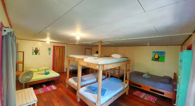 Кровать в общем номере Cabinas Tortuguero