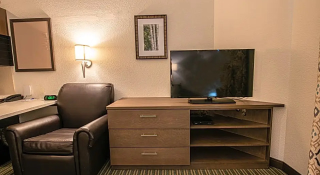 Двухместный люкс c 1 комнатой Candlewood Suites-West Springfield by IHG