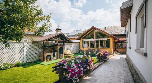 Loredana, Book Hotel Gura Humorului 