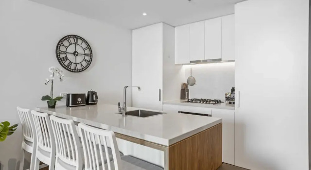 Апартаменты Chic 1-bed With Parking, Pool and Gym