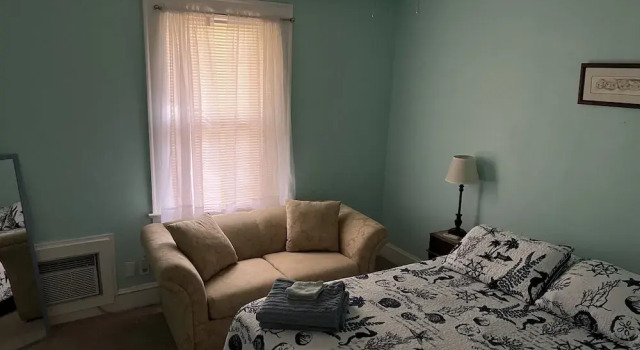 Коттедж Historic Beach Side Getaway - Pet Friendly, Wifi 3 Bedroom Cottage by RedAwning