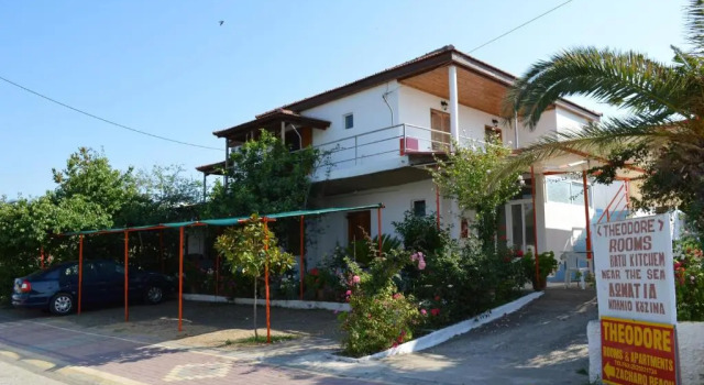 Студия Theodore Apartments