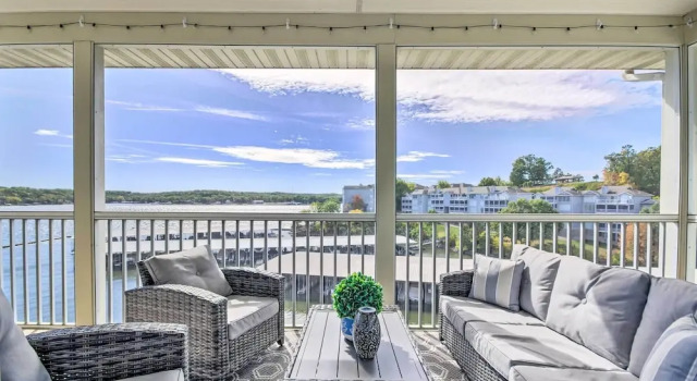 Апартаменты с 3 комнатами с балконом Lake Views & Boat Slip: Lake Ozark Condo!
