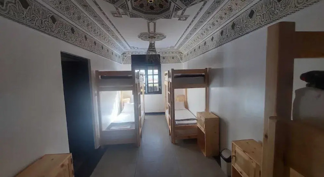 Кровать в общем номере Habibi Hostel