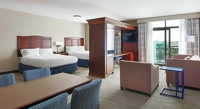 Четырёхместный люкс с балконом Hampton Inn & Suites Chicago/Mt. Prospect