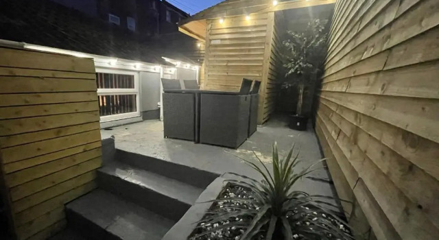 Апартаменты Deluxe Albert Luxury Hottub and Jacuzzi Apartments