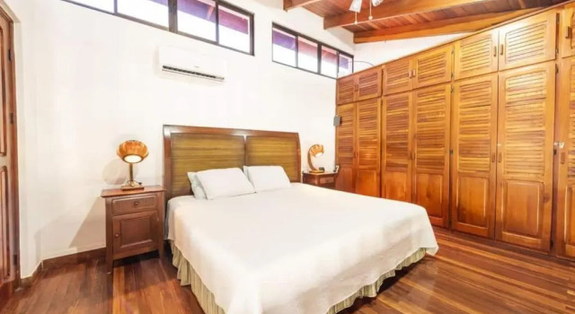 Beachfront Home Enjoy in Family at VILLA SIEMPRE Sand in your feet Surf and relax, Rezerwuj Willa Hotele w Guanacaste z parkingiem, Parking