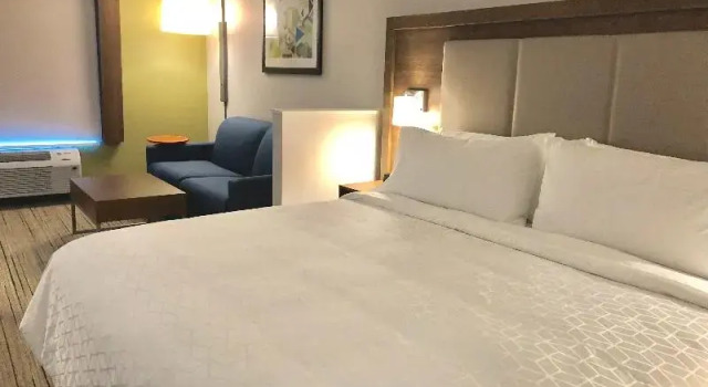 Двухместный люкс Holiday Inn Express Raleigh Arpt - Brier Crk Area