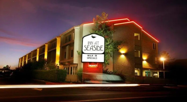 Кровать в общем номере Inn at Seaside