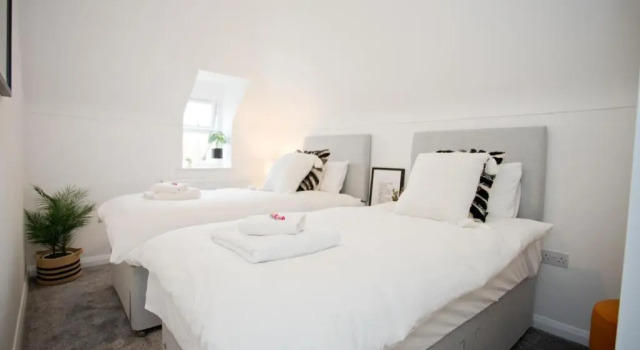 Stylish 2 Bedroom Apt - Parking - 5 Mins walk to Beach