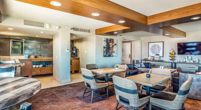 Четырёхместный клубный номер Standard Sheraton Albuquerque Airport Hotel