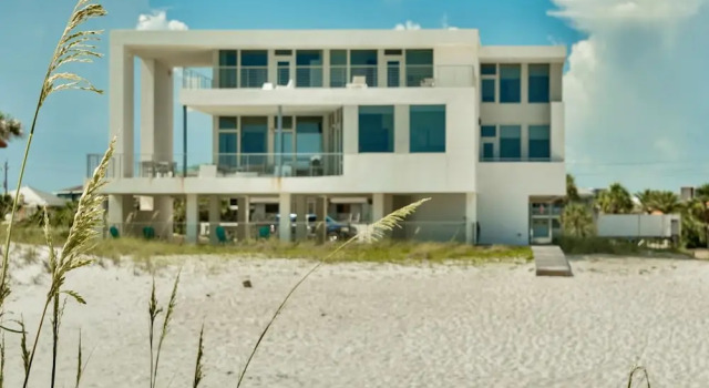 Коттедж с 6 комнатами рядом с пляжем The White House of Holiday Isle 6 Bedroom Holiday Home by Five Star Properties
