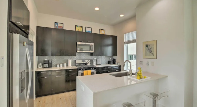 Апартаменты Downtown Houston Townhome w/ Balcony + Yard!