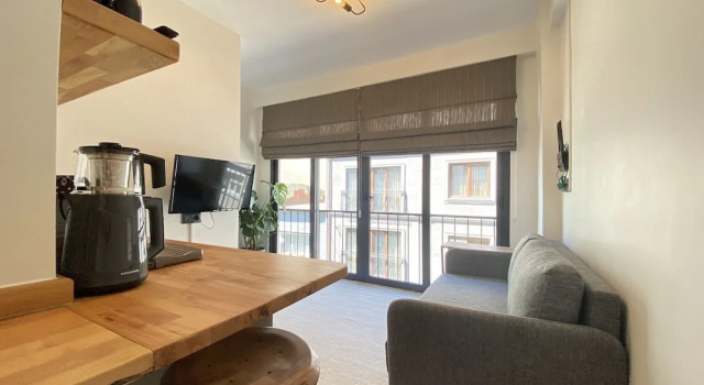 Cozy Flat W French Balcony 5 Min To Istiklal Ave, Boek Hotel Istanbul Regio Marmara