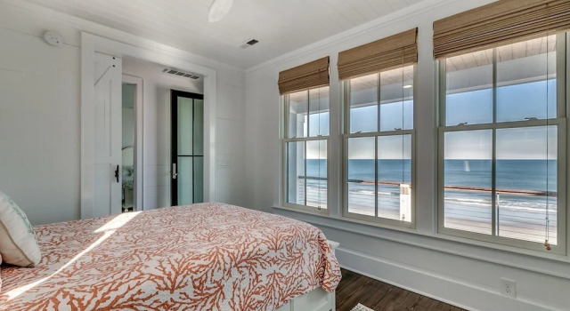 Incredible Oceanfront Retreat In Pawleys Island With Private Dock On Creek 4 Bedroom Home by Peace Vacations, Забронировать Дом для отпуска Коттеджи Южной Каролины, Коттедж