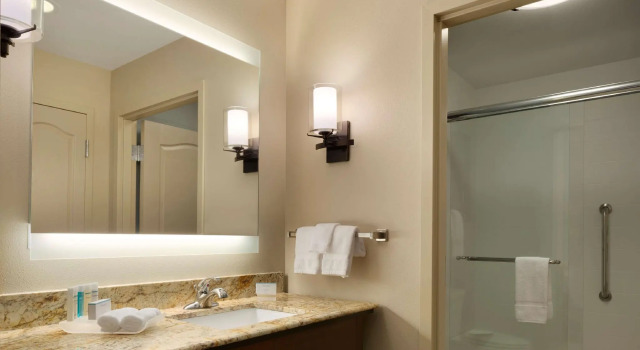 Двухместный люкс с 2 комнатами Homewood Suites by Hilton Kalamazoo-Portage