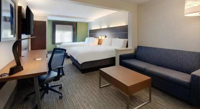 Четырёхместный номер Standard Holiday Inn Express & Suites Bradley Airport by IHG