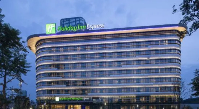 Holiday Inn Express Yibin by IHG, Book Hotel Hotels in Yibin with Parking, Parking
