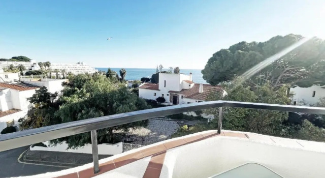 Апартаменты Beachfront Oura - 100m Beach, Seaview, Garage, 300m Strip